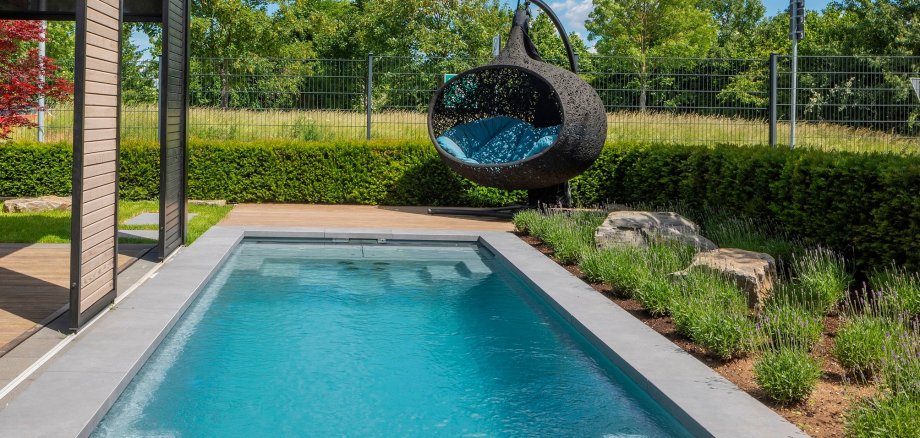 Ein Pool im Garten.