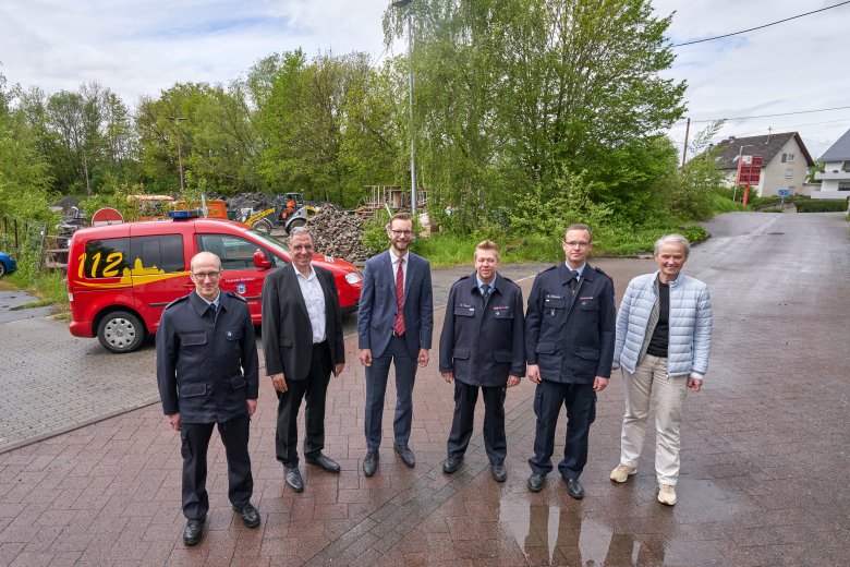 Die Verantworlichen von Verbandsgemeinde, Stadt und Feuerwehr auf dem Grundstück „Am alten Sportplatz“, wo ein neues Feuerwehrgerätehaus gebaut werden soll.