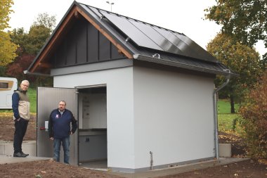 Wassermeister Siegbert Herbst und Werkleiter Andreas Klute vor der neuen Druckminderstation in Neuhäusel.