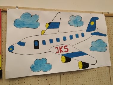 Die Zeichnung von einem Flugzeug mit der Aufschrift JKS.