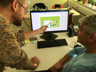 Schulleiter Franz-Josef Gerz und sein Konrektor Arne Baier blicken gemeinsam auf den Computerbildschirm und kontrollieren den Stundenplan.