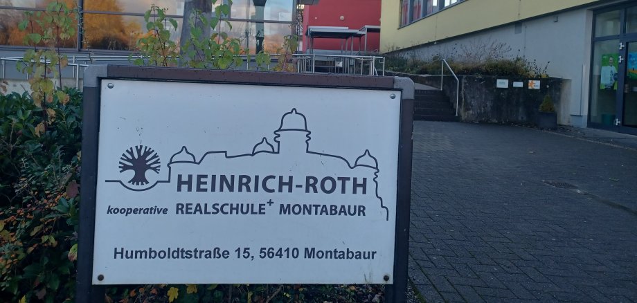 Der Eingangsbereich zum Gelände der Heinrich-Roth-Schule.