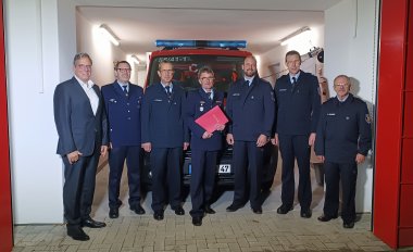 Die Verantwortlichen der Feuerwehr Nomborn vor dem Feuerwehgerätehaus.