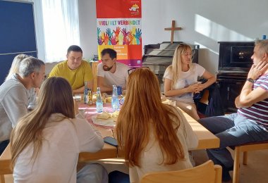 Die Teilnehmenden beim Nachmittag der Begegnung im gemeinsamen Gespräch.