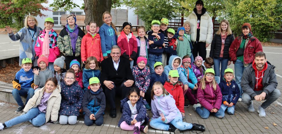 Gruppenfoto aller Teilnehmer an der Ferienbetreuung mit den Betreuern und dem Ersten Beigeordnete der Verbandsgemeinde Montabaur, Andree Stein.