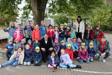 Gruppenfoto aller Teilnehmer an der Ferienbetreuung mit den Betreuern und dem Ersten Beigeordnete der Verbandsgemeinde Montabaur, Andree Stein.