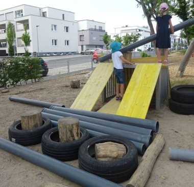 Kinder auf der Bewegungsbaustelle.