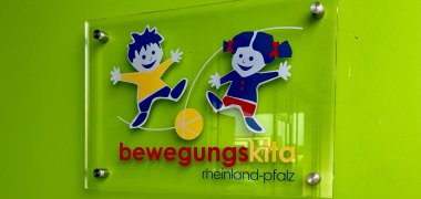 Das Schild am Eingang der Kita.