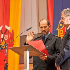 Tobias Rörig wird zum Wehrführer ernannt.