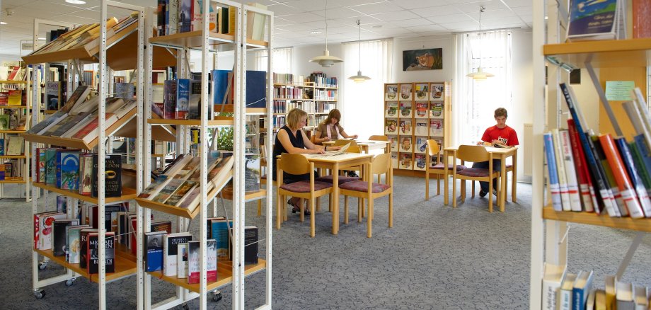 Blick in die Stadtbibliothek Montabaur mit einigen Bücherregalen.