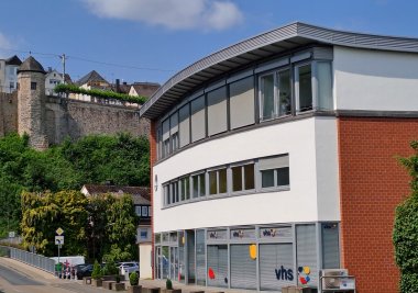 Das Gebäude in der Sauertalstraße, in das die Stadtbibliothek Montabaur bald einzieht.