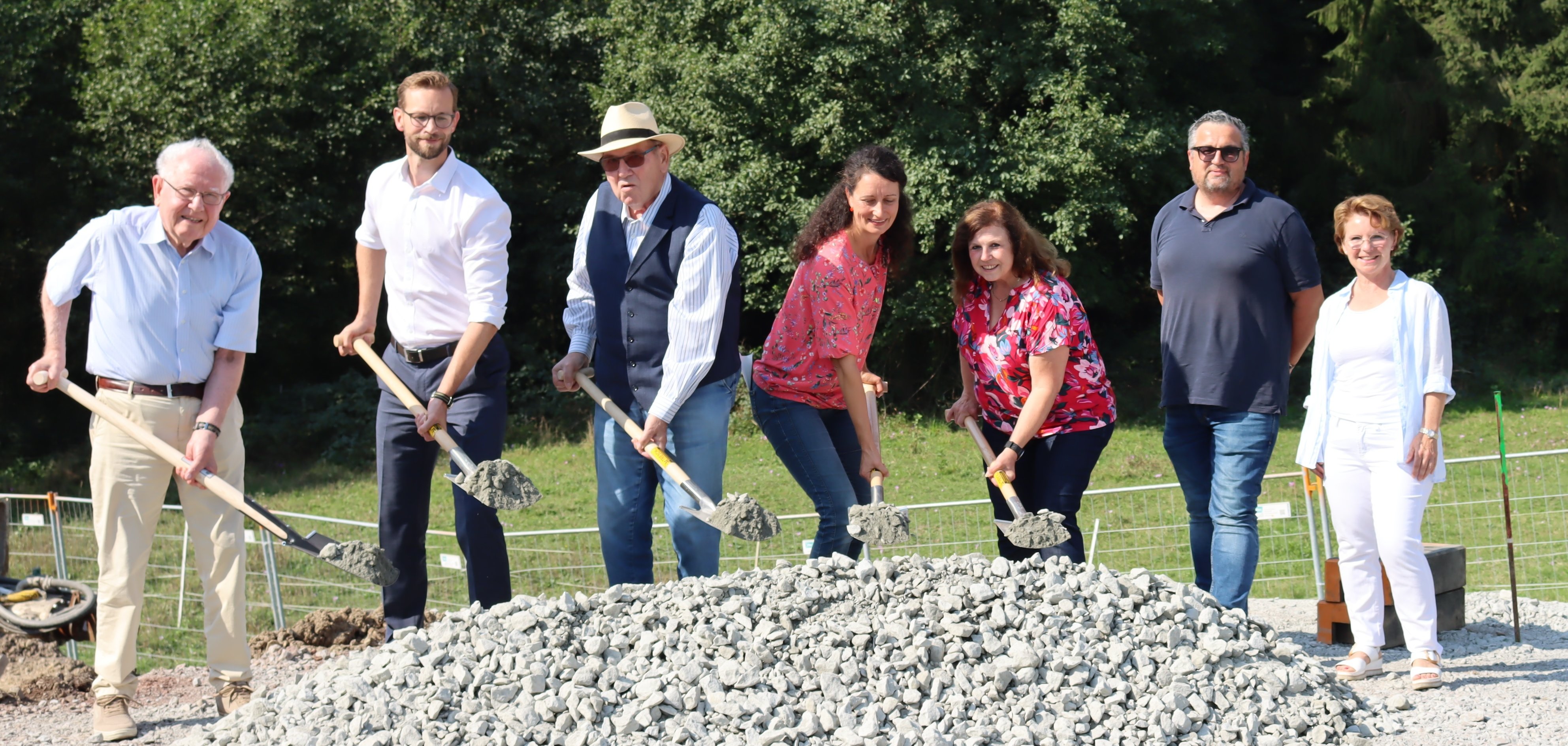 Bild zeigt Personengruppe bei Spatenstich