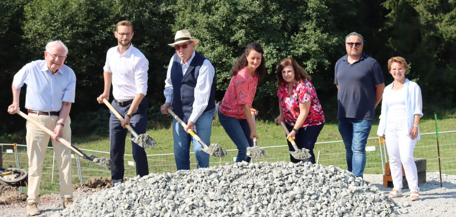 Bild zeigt Personengruppe bei Spatenstich