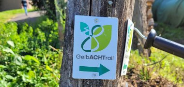Schild mit Kennzeichnung GelbACHTrail