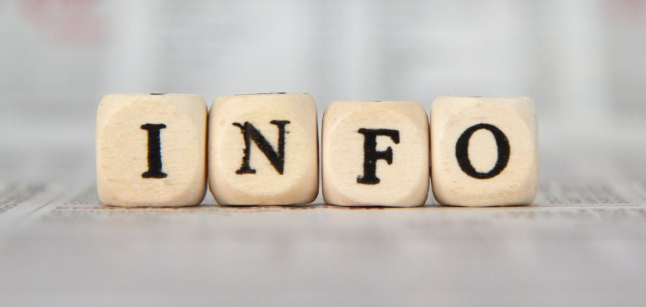 Würfel mit Buchstaben bilden das Wort INFO.
