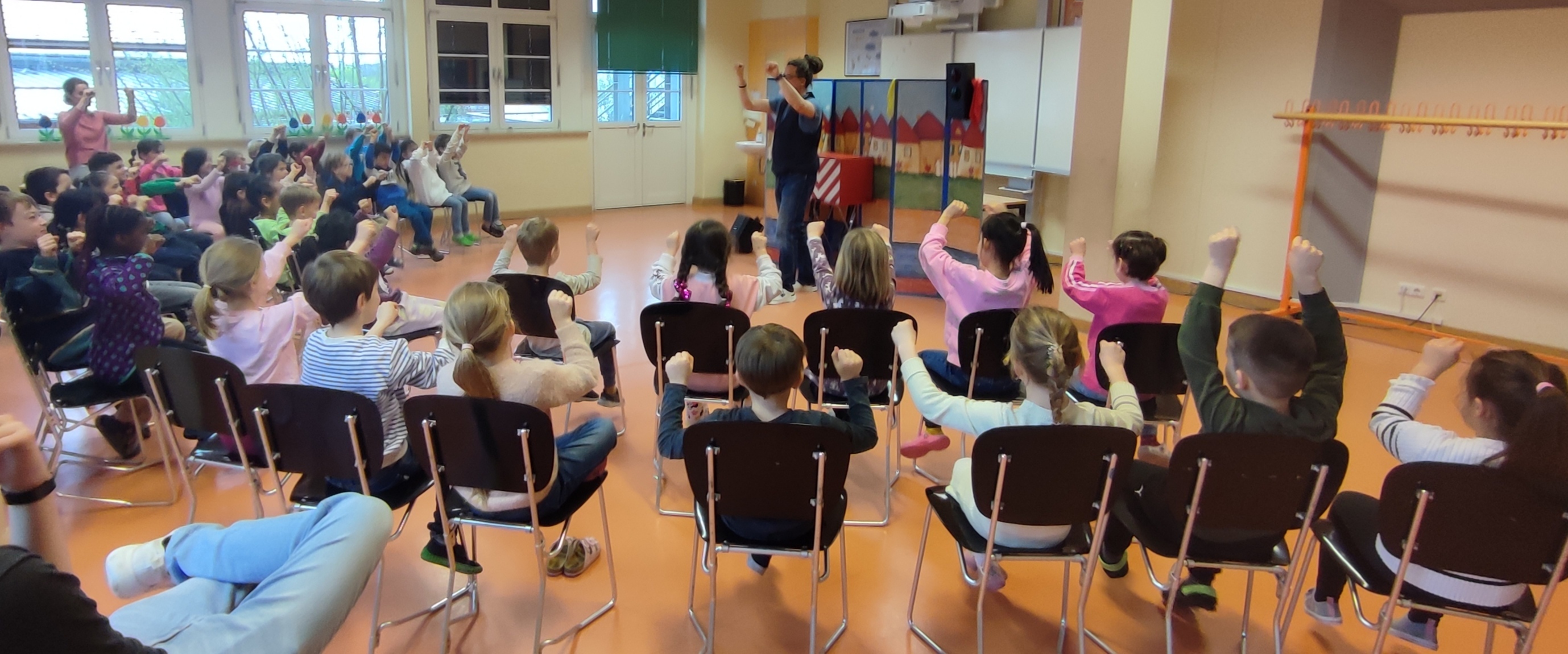 Alle Kinder pumpen kräftig Zauberpulver in die Luft.