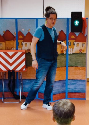 Tim Salabim erklärt die Fußgängerampel.