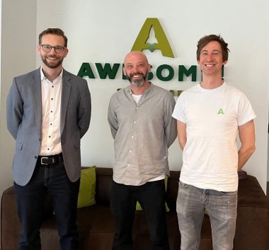 Bürgermeister Ulrich Richter-Hopprich mit Christopher Krumm und Christian Scherer, Geschäftsführer der AWESOME! Software GmbH.