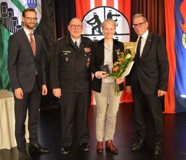 Der Vorsitzende des Kreisfeuerwehr-Verbandes im Westerwaldkreis, Ralf Felix Kespe, ehrte Gabi Wieland mit der Florians-Medaille. Es gratulieren Ulrich Richter-Hopprich und Andree Stein.
