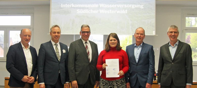 Die Verantwortlichen bei der Unterzeichnung der Zweckvereinbarung, welche eine Anbindung des Südlichen Westerwaldes an die überregionale Wasserversorgung der VWM ins Auge fasst.