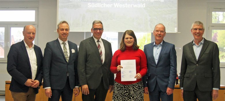 Die Verantwortlichen bei der Unterzeichnung der Zweckvereinbarung, welche eine Anbindung des Südlichen Westerwaldes an die überregionale Wasserversorgung der VWM ins Auge fasst.