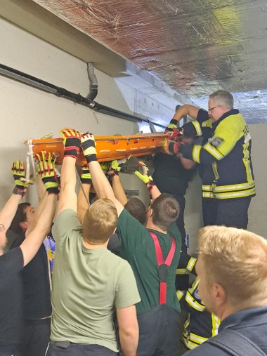 Die Feuerwehrleute bei ihrer Übung im Keller des Schwimmbads.