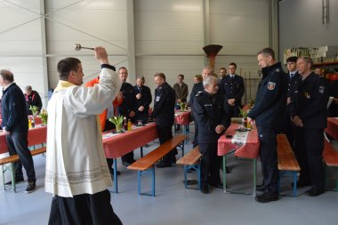 Pfarrer Steffen Henrich segnete das neue Feuerwehr-Gerätehaus.