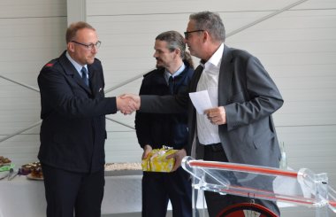 Andree Stein übergibt das neue Gebäude offiziell an Wehrführer Matthias Jäger und seinen Stellvertreter Markus Negd.