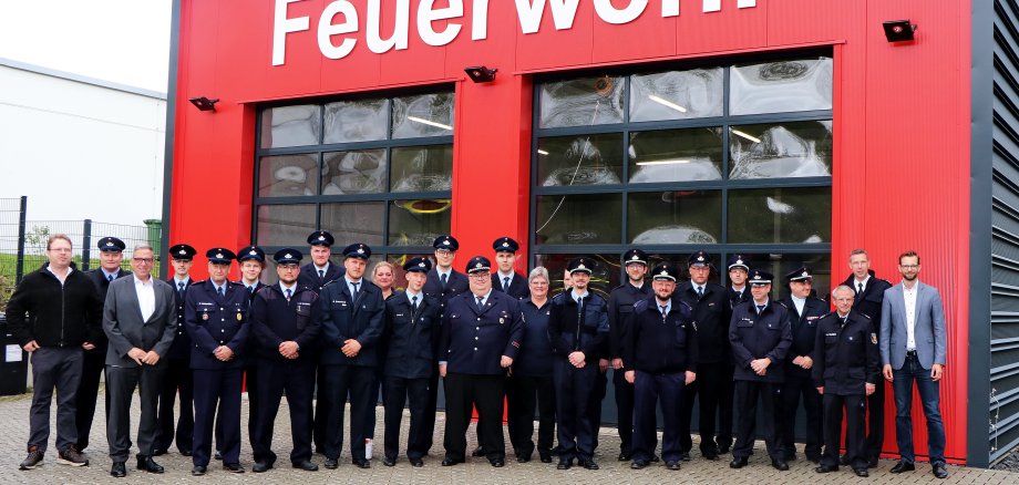 Vor dem neuen Feuerwehrgerätehaus in Montabaur-Horressen präsentiert sich die gut aufgestellte Löschgruppe Horressen-Elgendorf.