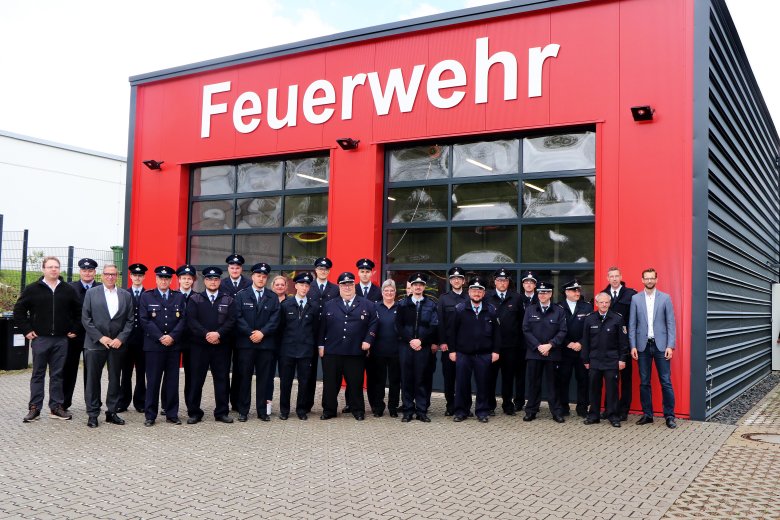 Vor dem neuen Feuerwehrgerätehaus in Montabaur-Horressen präsentiert sich die gut aufgestellte Löschgruppe Horressen-Elgendorf.