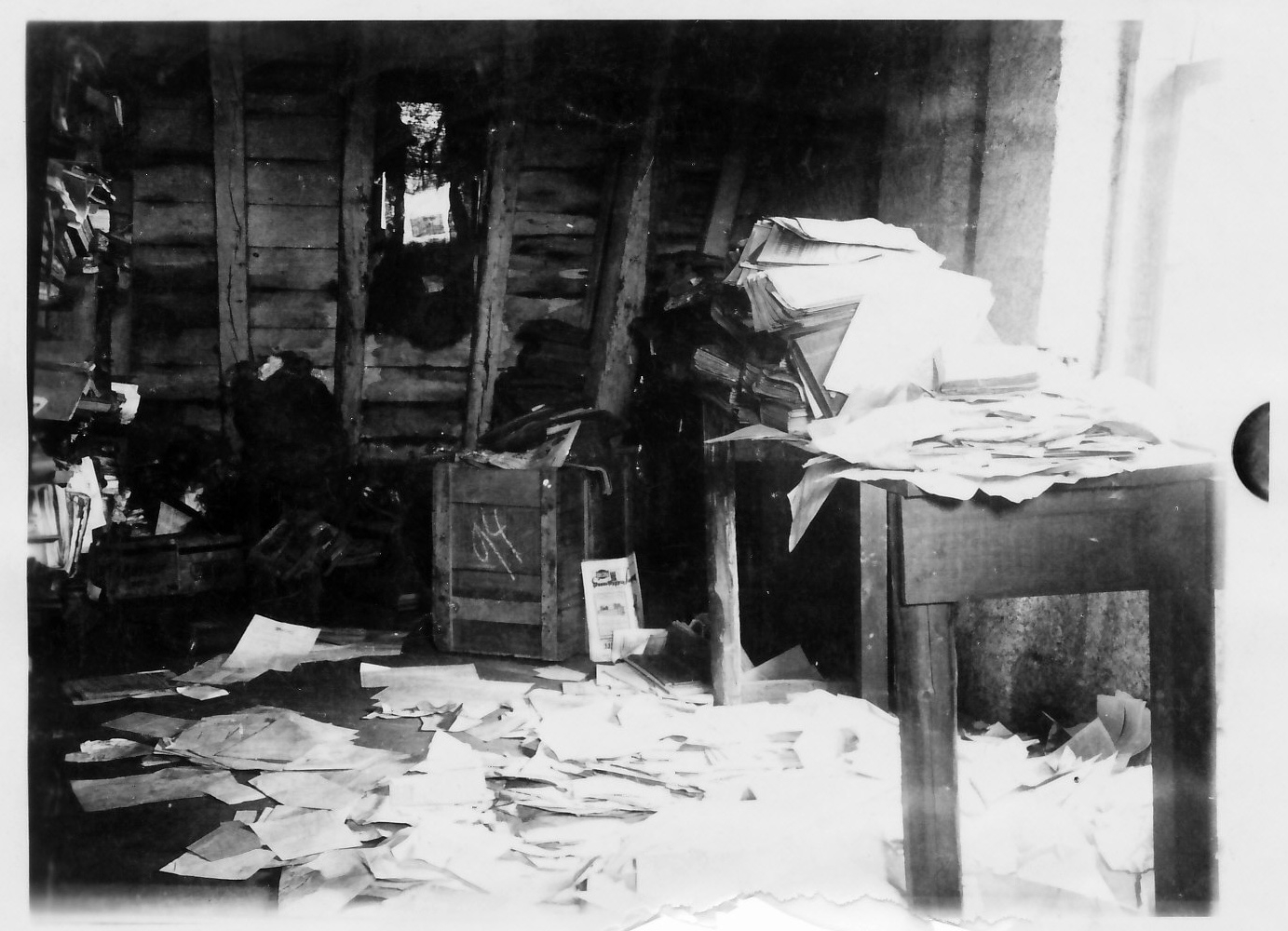 Das Foto zeigt die Verwüstung der Aktenkammer des Rathauses durch die Separatisten.