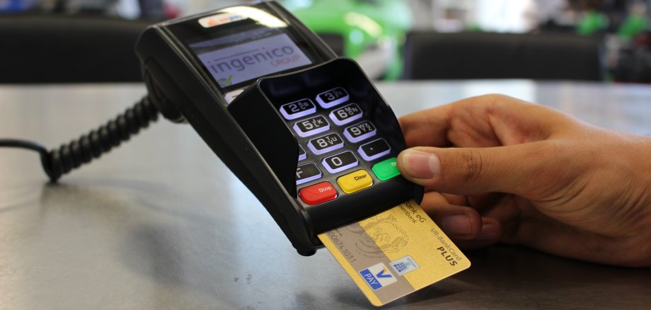Eine Kreditkarte steckt in einem elektronischen Kartenlesegerät.
