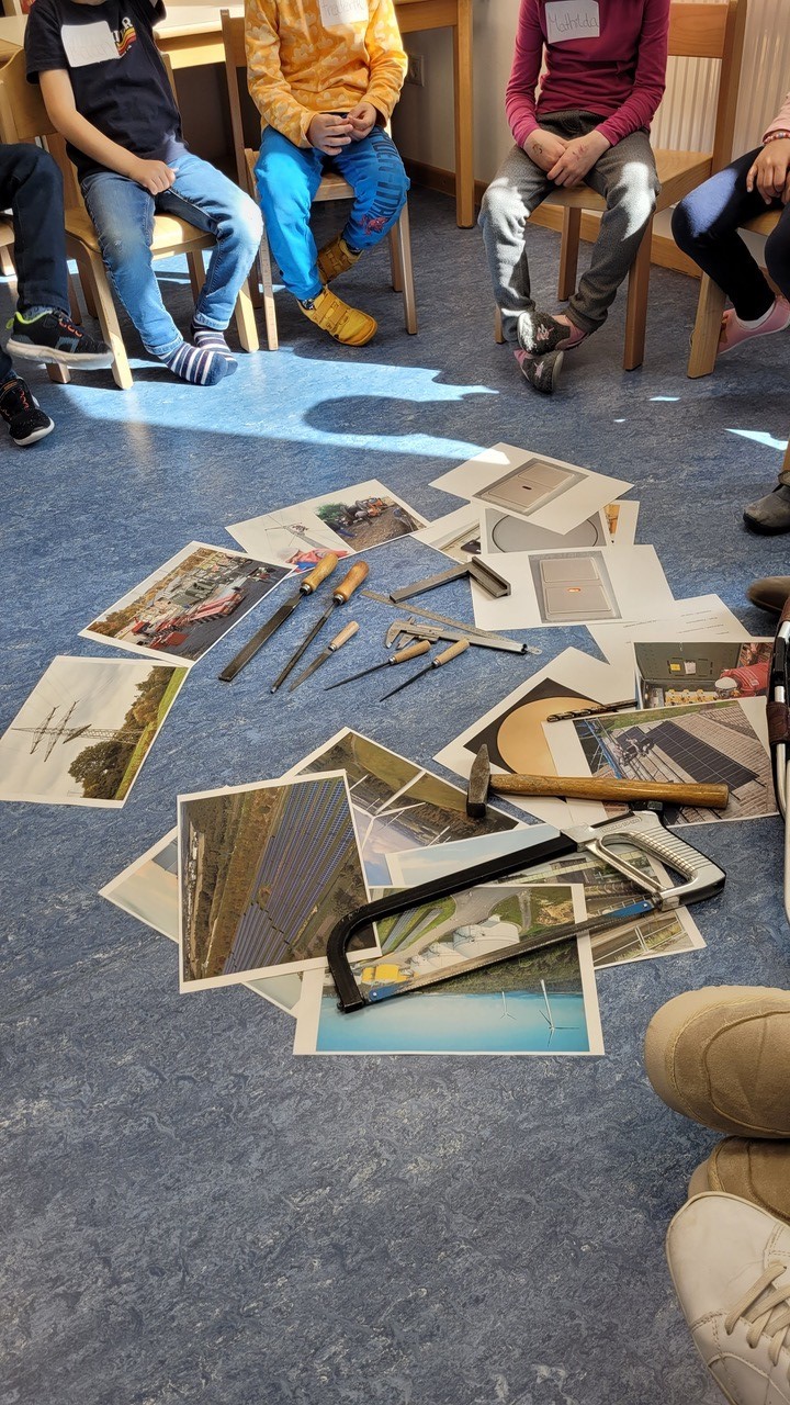 Fotos zum Thema Strom und zahlreiche Werkzeuge.