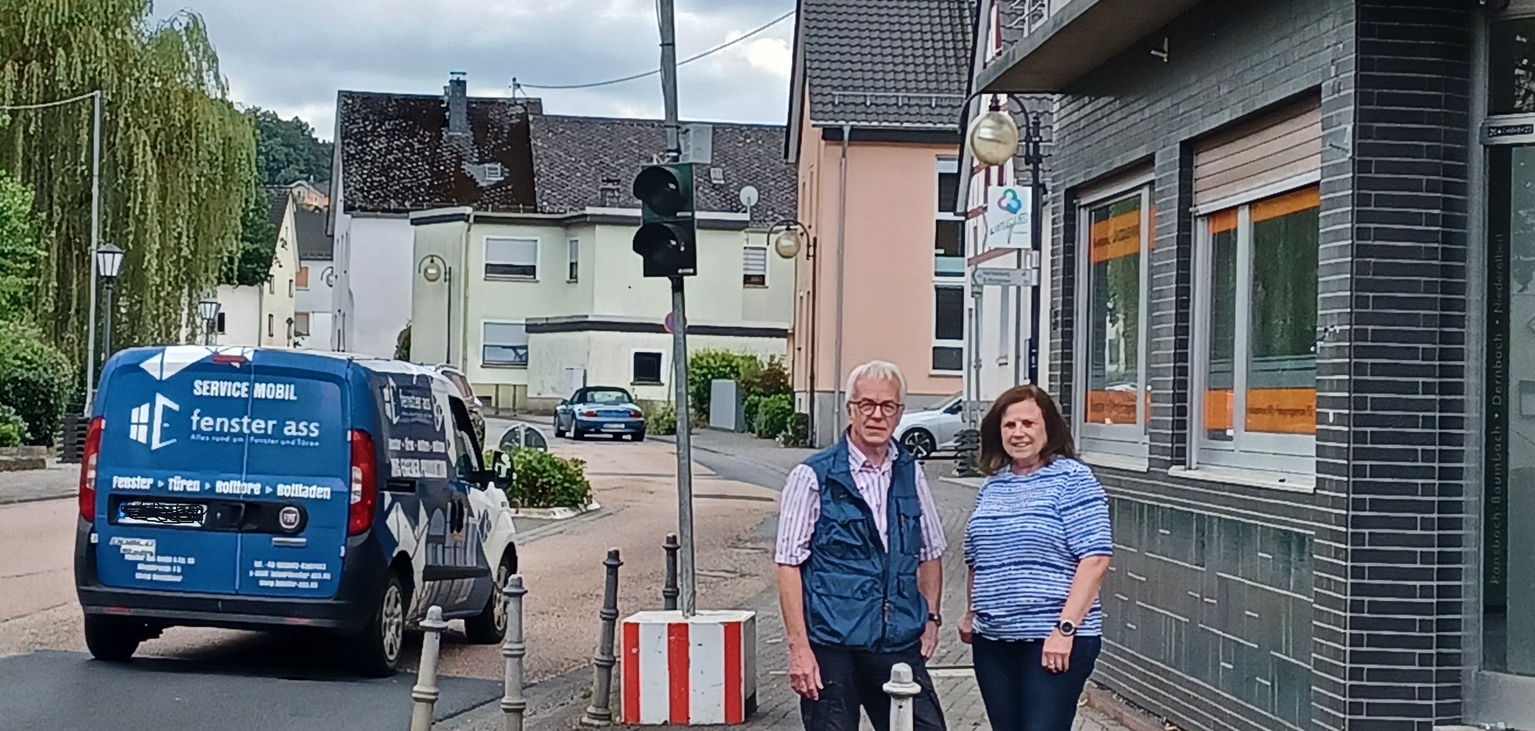 Ortsbürgermeisterin Carmen Diedenhoven und der Ortsbeigeordnete Ulrich Neuroth an der neu aufgestellten Ampel an der Hauptstraße in Niederelbert.