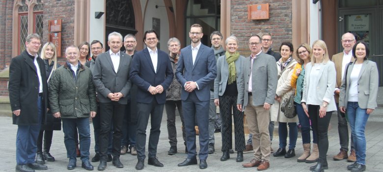 Vor dem historischen Rathaus empfingen Stadtbürgermeisterin Gabi Wieland und Bürgermeister Ulrich Richter-Hopprich eine Delegation aus Niederösterreich.