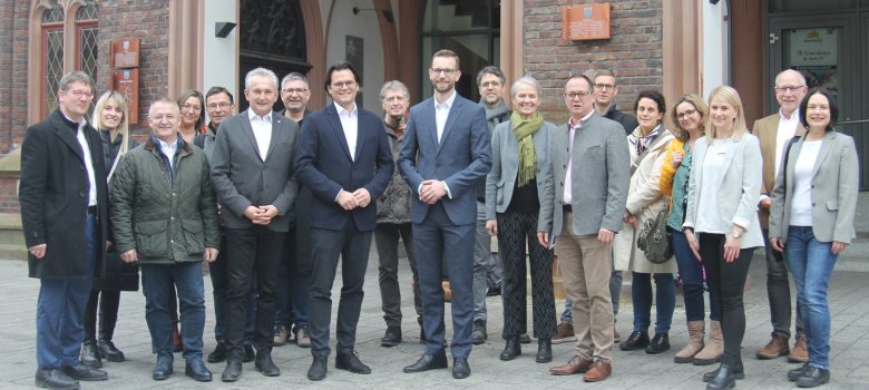 Vor dem historischen Rathaus empfingen Stadtbürgermeisterin Gabi Wieland und Bürgermeister Ulrich Richter-Hopprich eine Delegation aus Niederösterreich.