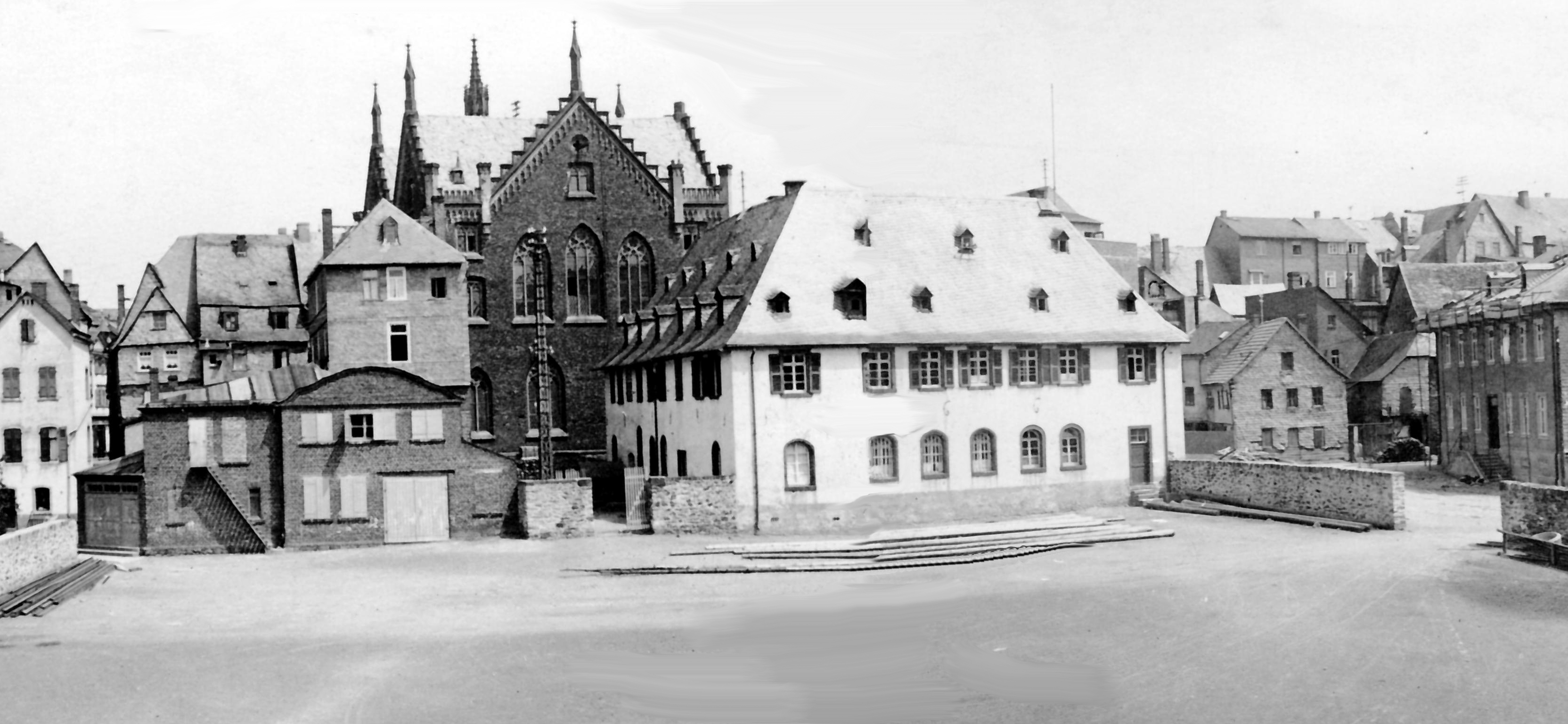 Das ehemalige Franziskaner Kloster am Juxplatz, dem heutigen Konrad-Adenauer-Platz.