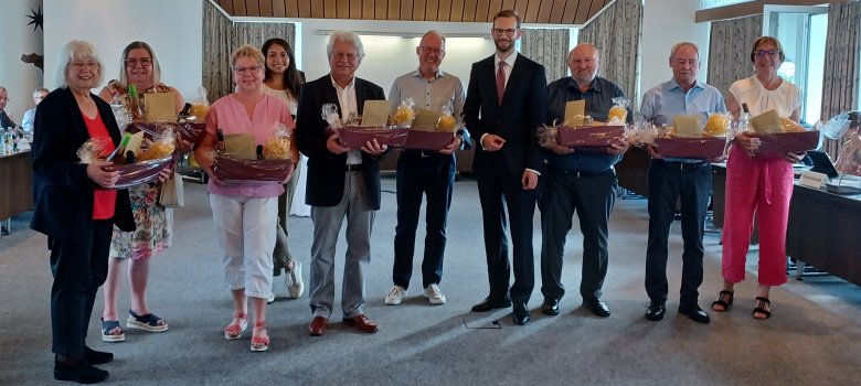 Die scheidenden Ratsmitglieder werden von Bürgermeister Ulrich Richter-Hopprich verabschiedet.