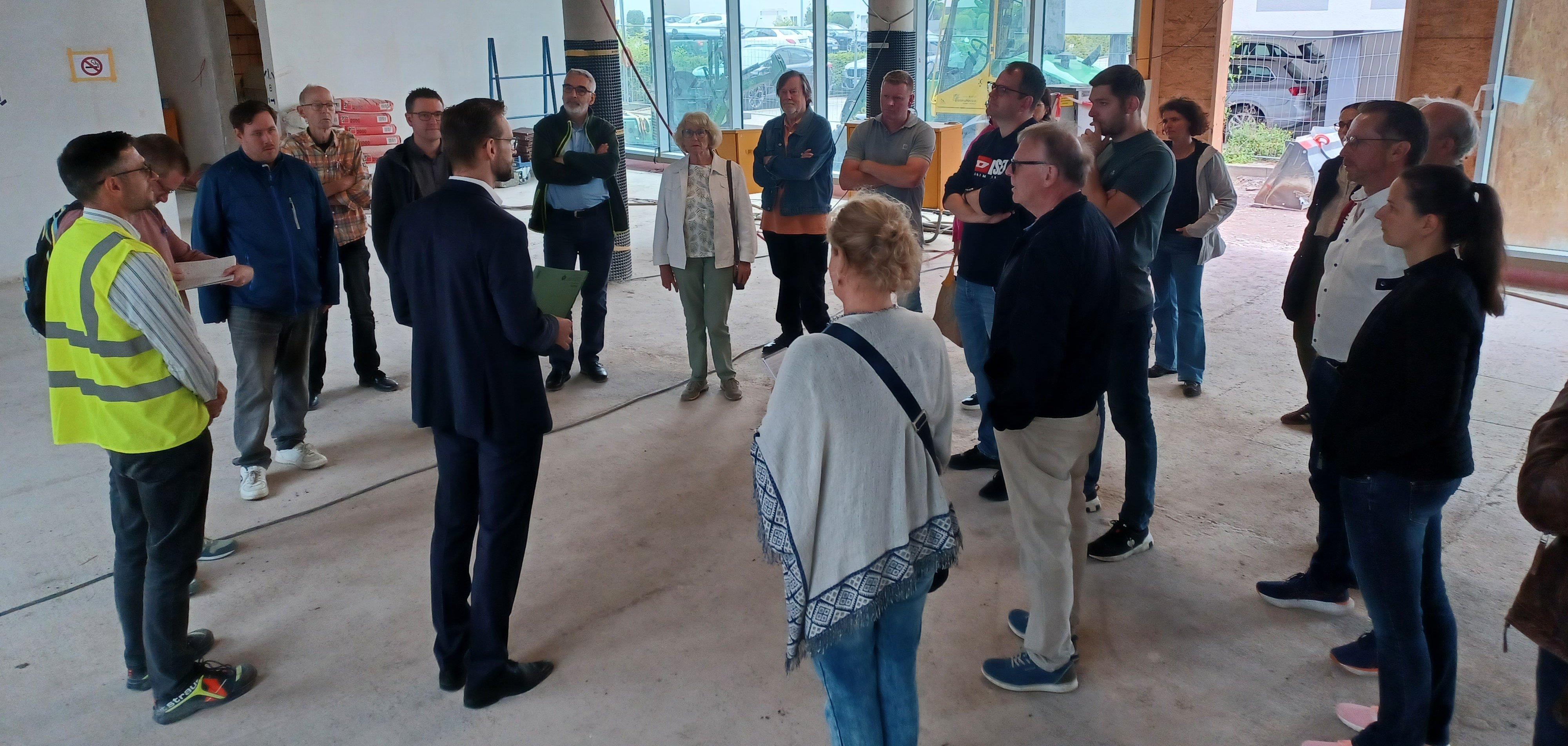 Die Ratsmitglieder bei der Besichtigung im neuen Verbandsgemeindehaus.