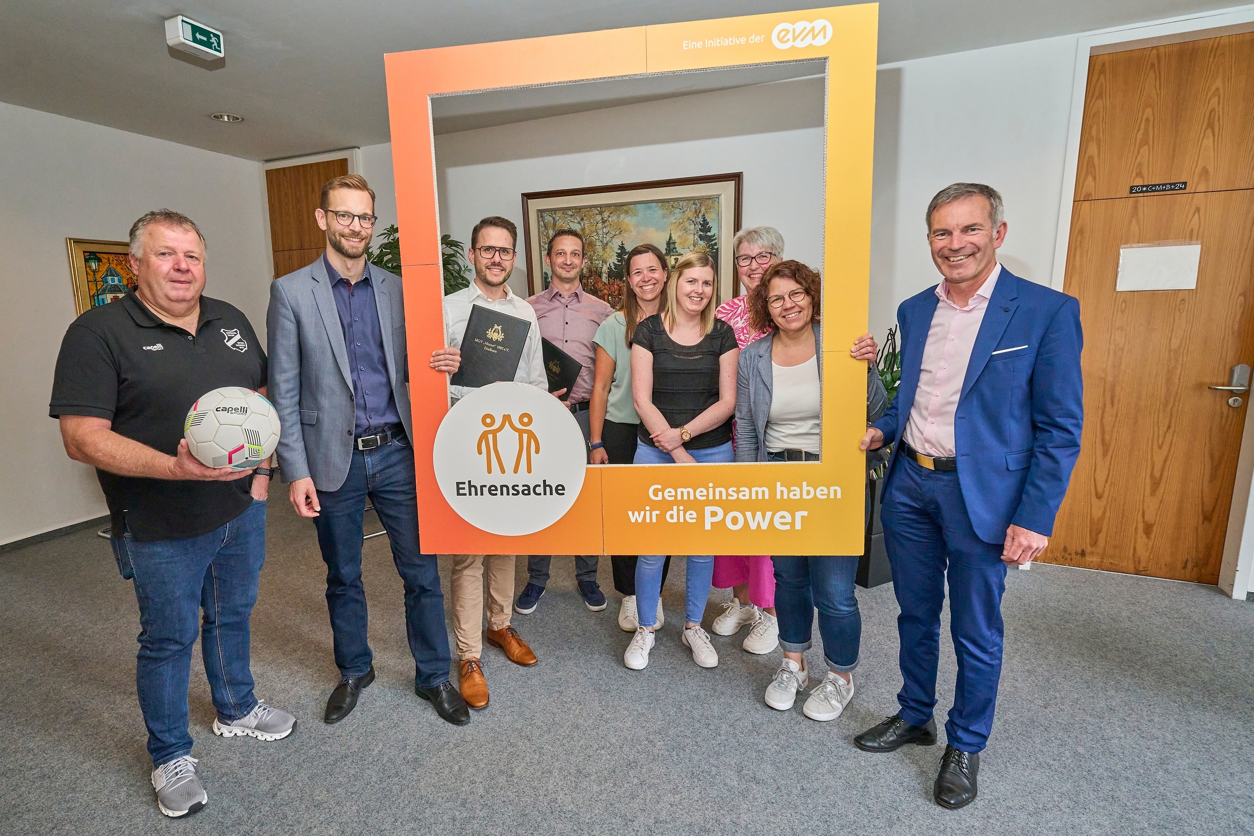 Alle Beteiligten bei der evm-Spendenübergabe im Rathaus.