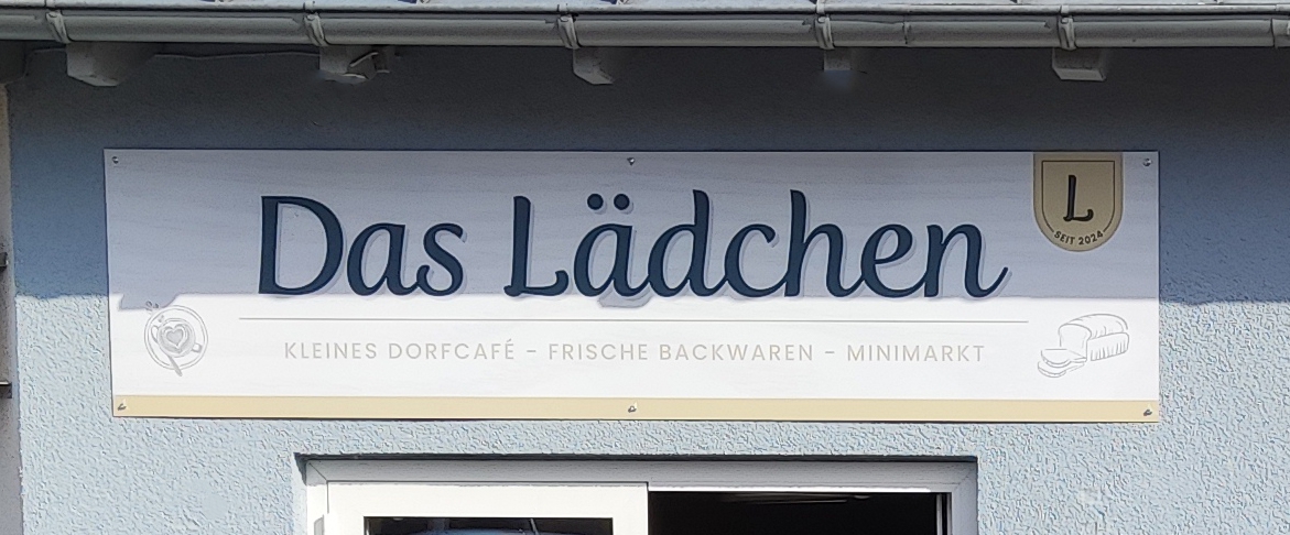 Das Schild „Das Lädchen“ über der Tür des Dorfladens.