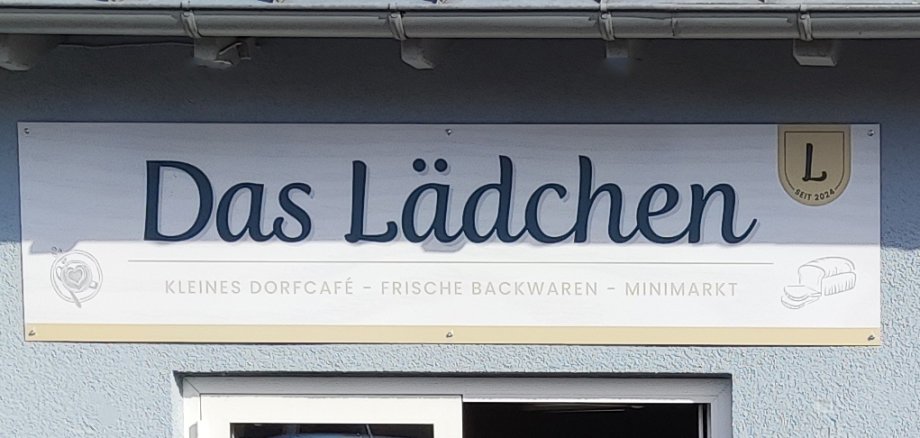 Das Schild „Das Lädchen“ über der Tür des Dorfladens.