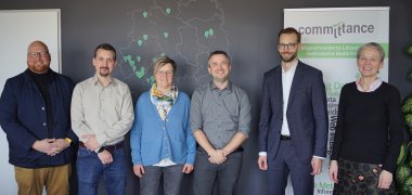 Gemeinsames Gruppenfoto aller Beteiligten beim Besuch der committance AG.