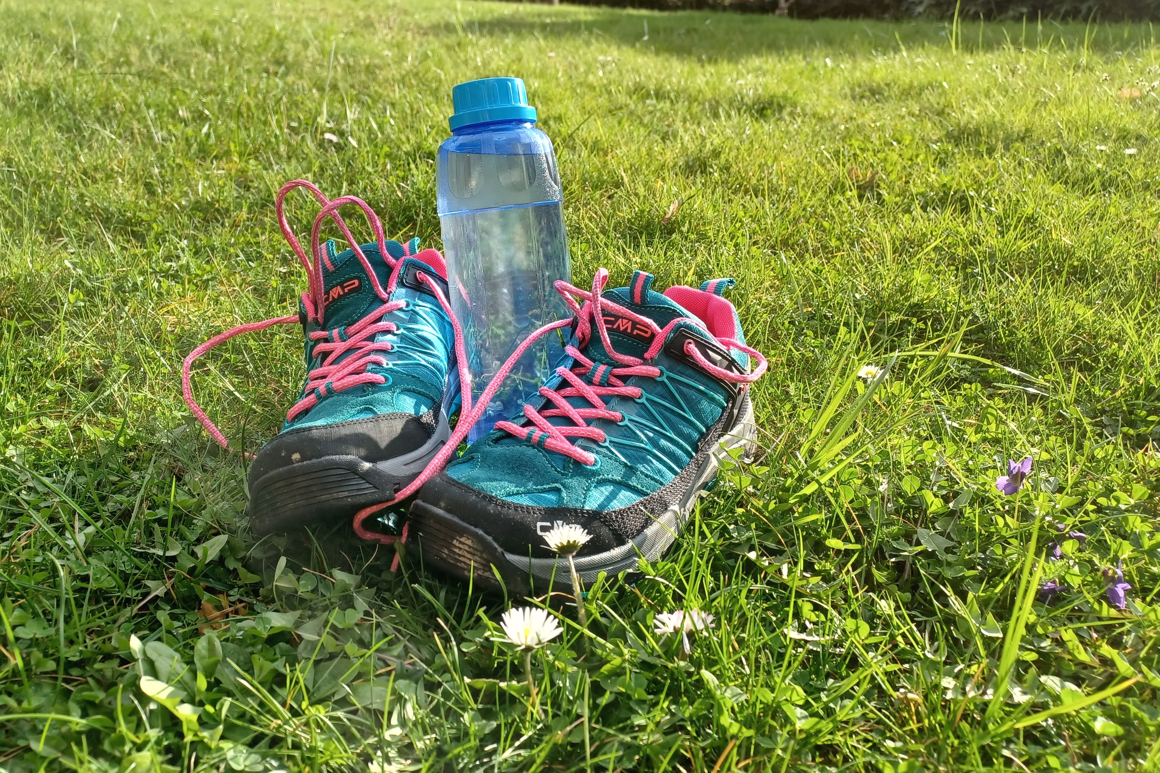 Ein Paar Laufschuhe und eine Wasserflasche.
