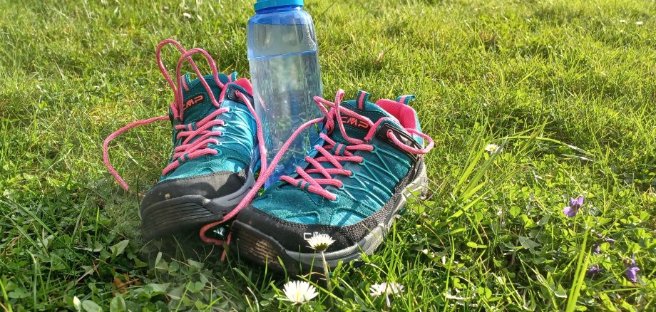 Ein Paar Laufschuhe und eine Wasserflasche.