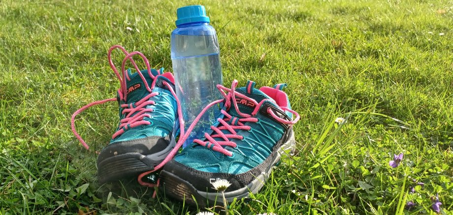 Ein Paar Laufschuhe und eine Wasserflasche.