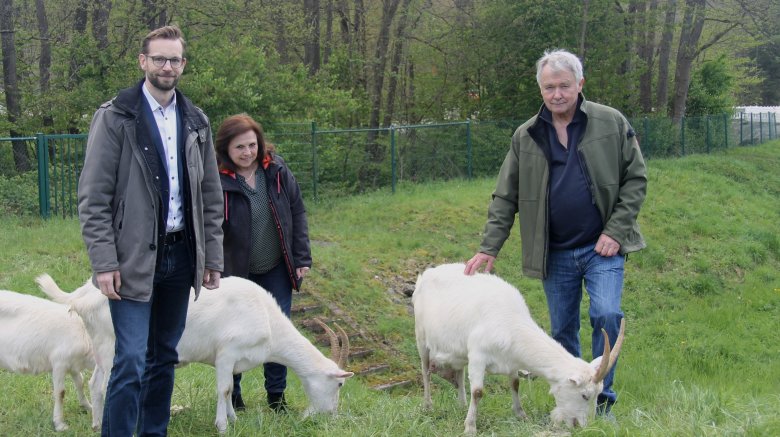 Ortsbürgermeisterin Carmen Diedenhoven und Bürgermeister Ulrich Richter-Hopprich von der Verbandsgemeinde Montabaur besuchten Gerd Höber und seine Ziegen im Regenrückhaltebecken in Niederelbert. 