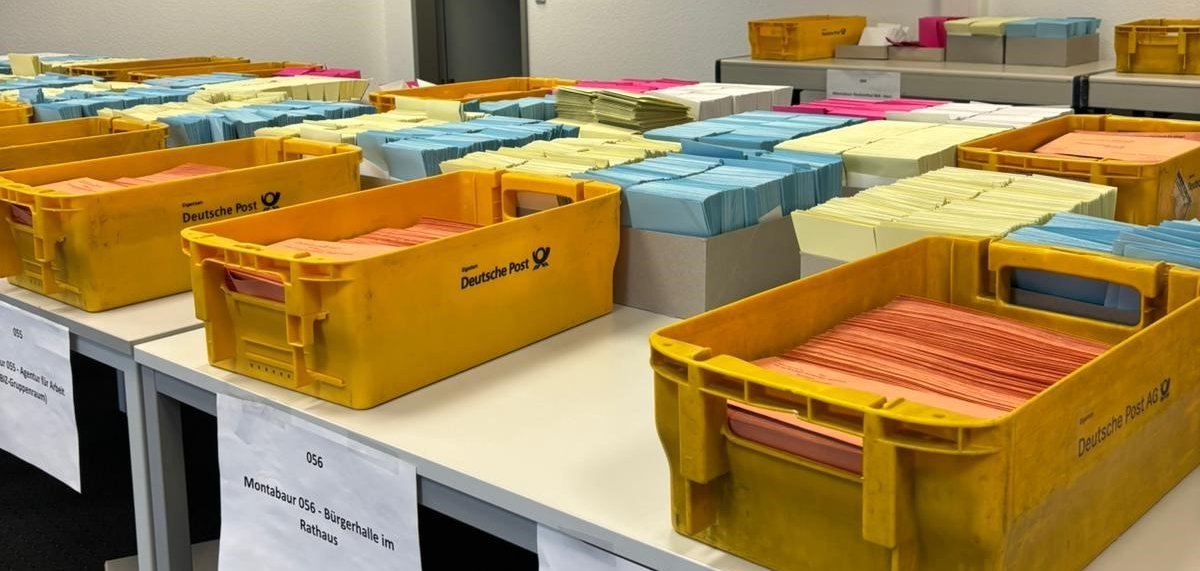 Kisten mit Briefwahlunterlagen.