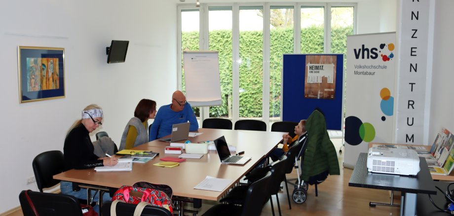 Ein Blick in das neue Lernzentrum in der vhs Montabaur. Die ersten Teilnehmer sind bereits fleißig am lernen.