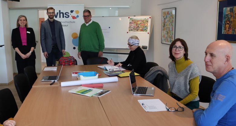 Caroline Albert-Woll, Leiterin der Volkshochschule Montabaur, zeigte Bürgermeister Ulrich Richter-Hopprich und dem Ersten Beigeordneten Andree Stein die Räumlichkeiten, in denen insbesondere Menschen aus Drittstaaten ihre Deutschkenntnisse verbessern können. 
